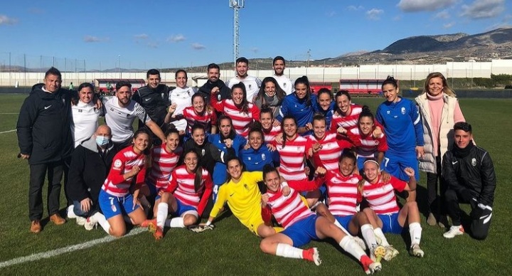 Foto de familia del Granada Femenino tras vencer al Cacereño en la Ciudad Deportiva (IG)