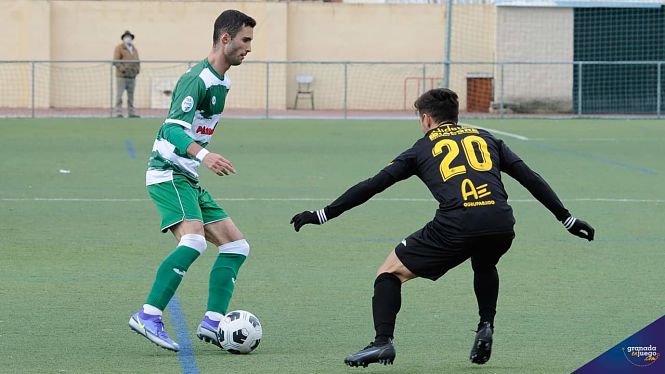 Kiko encara a un jugador del Poli Almería (JOSÉ M. BALDOMERO) 