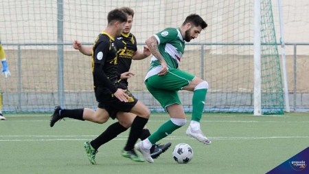 Dani Torres pelea por el balón con dos jugadores del conjunto almeriense (JOSÉ M. BALDOMERO) 
