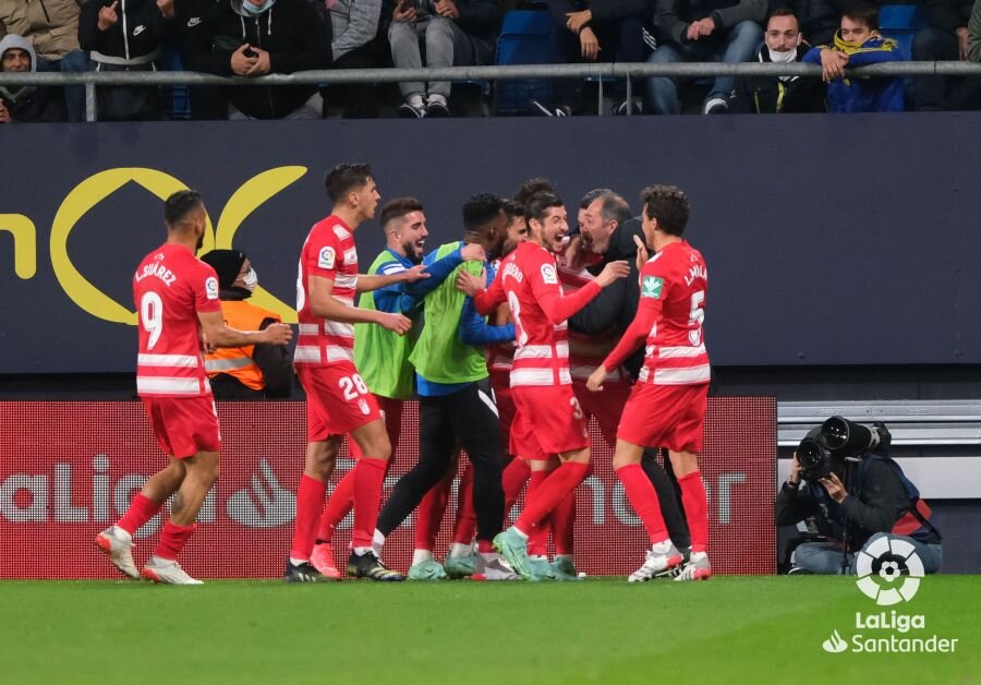 el Granada sacó un punto de oro en el último minuto del partido en Cádiz gracias a un tanto histórico de Jorge Molina (LALIGA)