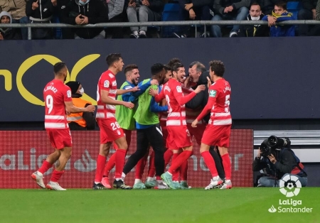 el Granada sacó un punto de oro en el último minuto del partido en Cádiz gracias a un tanto histórico de Jorge Molina (LALIGA) el Granada sacó un punto de oro en el último minuto del partido en Cádiz gracias a un tanto histórico de Jorge Molina (LALIGA)