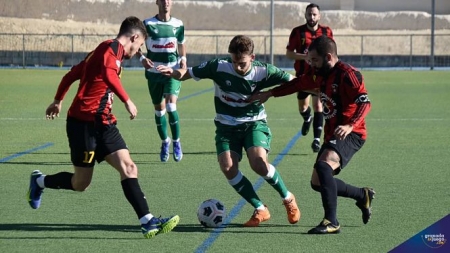 Mario trata de irse de dos jugadores del Churriana (JOSÉ M. BALDOMERO) 
