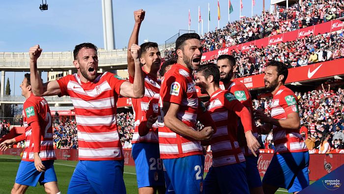 El Granada, con un Jorge Molina imperial, logró un triunfo vital ante el Mallorca (JOSÉ M. BALDOMERO)