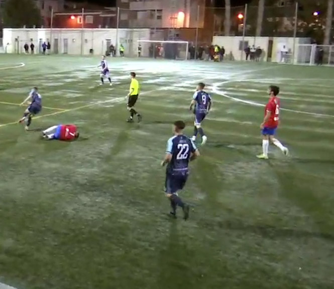 Un jugador del Cúllar Vega tendido en el terreno de juego (RFAFTV) 