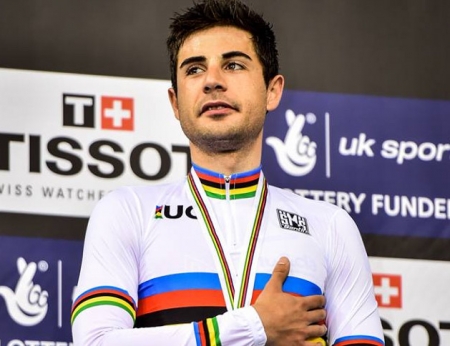 Sebastián Mora con el maillot arcoiris (MANUELA FUNDACIÓN) Sebastián Mora con el maillot arcoiris (MANUELA FUNDACIÓN)