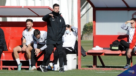 Roger Lamesa, durante el último compromiso del Granada Femenino en la Ciudad Deportiva ante el Cacereño (JOSÉ M. BALDOMERO) Roger Lamesa, durante el último compromiso del Granada Femenino en la Ciudad Deportiva ante el Cacereño (JOSÉ M. BALDOMERO)