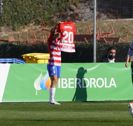Laura Pérez muestra la camiseta de Yurena tras el gol del empate (GCF)