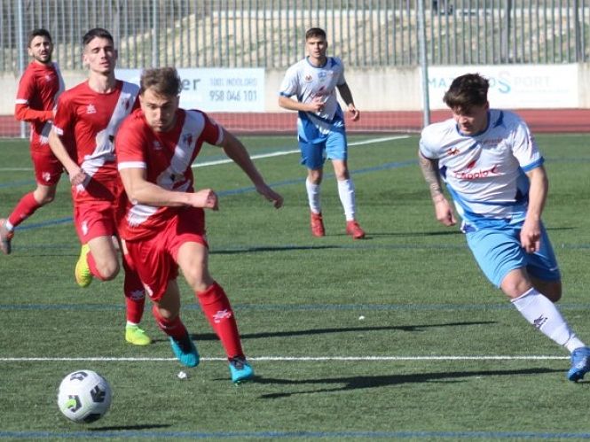 Faliti corre en busca del balón con un jugador del Casabermeja (MIGUEL JÁIMEZ) 