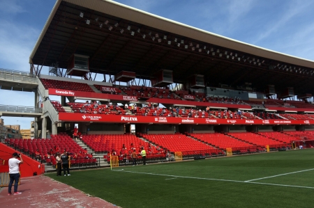 La tribuna del `Nuevo Los Cármenes`, en el partido que el Granada Femenino disputó la pasada campaña allí frente al Villarreal (JOSÉ VELASCO / GRJ) La tribuna del `Nuevo Los Cármenes`, en el partido que el Granada Femenino disputó la pasada campaña allí frente al Villarreal (JOSÉ VELASCO / GRJ)