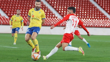 Javi Gadea defiende el tiro de un jugador del Almería B (UD ALMERÍA) 