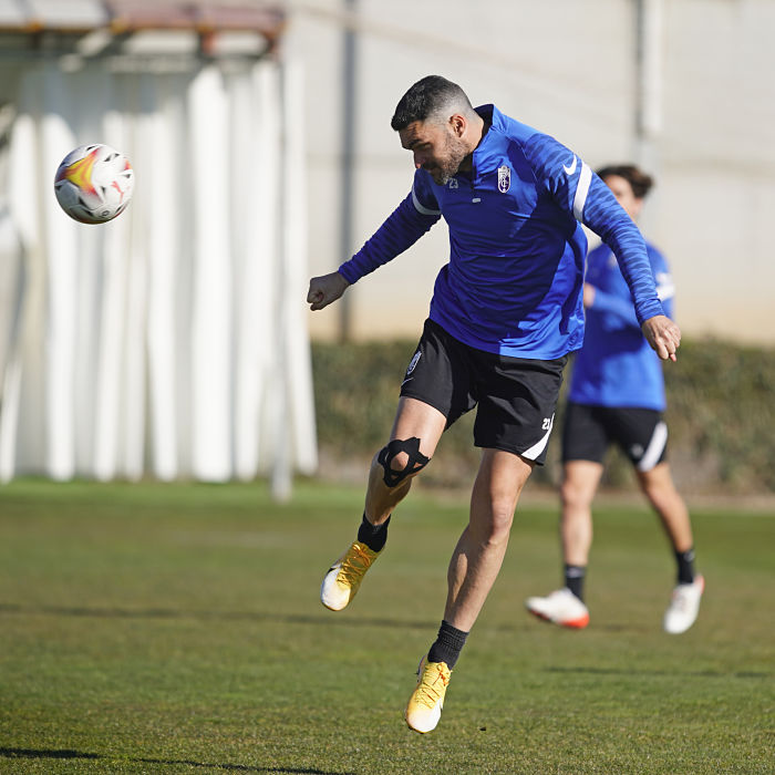Jorge Molina, que se enfrentará a su ex equipo, cabecea durante un entrenamiento reciente del Granada (PEPE VILLOSLADA / GCF)