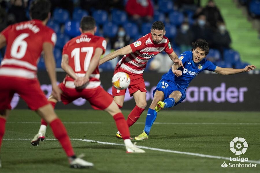 Momento en el que Enes Ünal disparó para batir a Luís Maximiano y hacer el segundo gol del Getafe (LALIGA)
