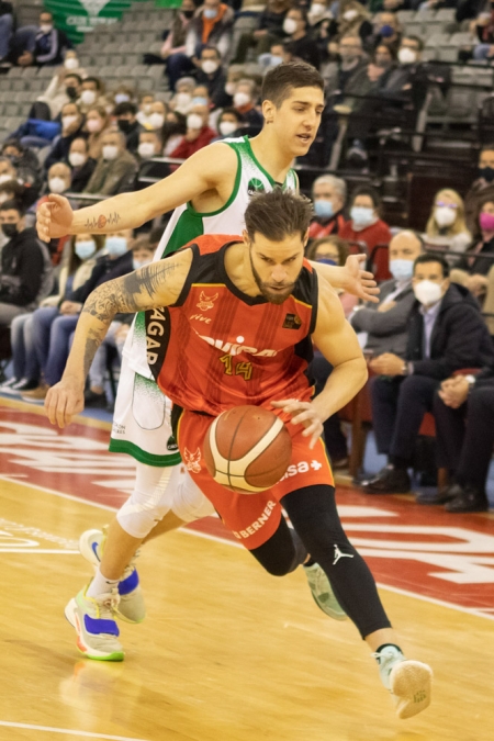 Christian Díaz se marcha de un jugador cacereño  (FERMÍN RODRÍGUEZ / FUNDACION-CBG) 