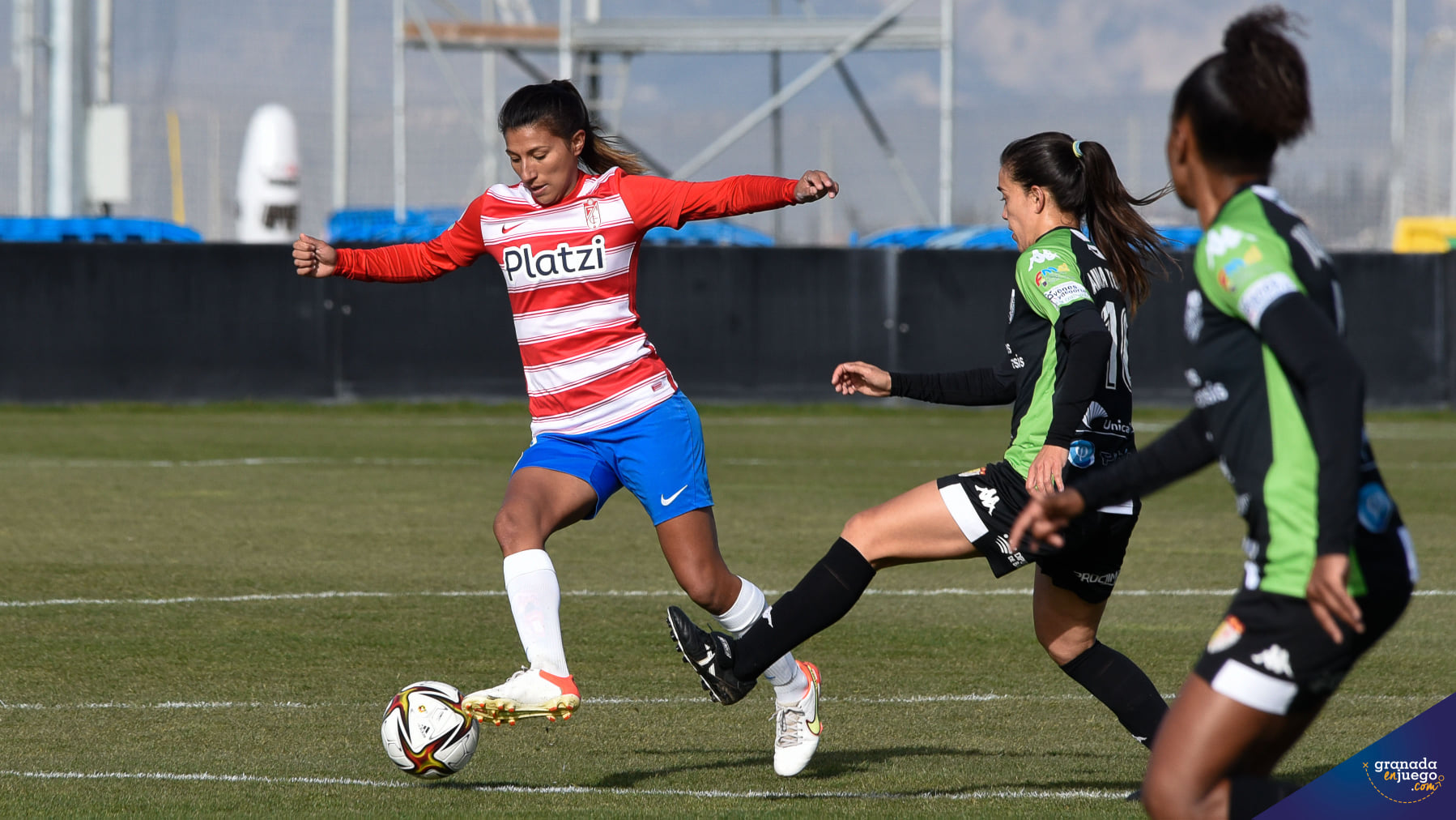 Pamela González, durante un lance del encuentro ante el Santa Teresa (JOSÉ M. BALDOMERO)