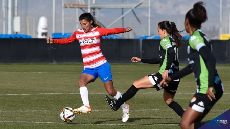 Pamela González, durante un lance del encuentro ante el Santa Teresa (JOSÉ M. BALDOMERO)