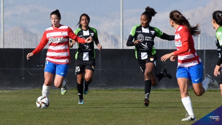 Cristina Postigo cuajó una gran actuación ante el Santa Teresa en una posición distinta para ella (JOSÉ M. BALDOMERO) Cristina Postigo cuajó una gran actuación ante el Santa Teresa en una posición distinta para ella (JOSÉ M. BALDOMERO)