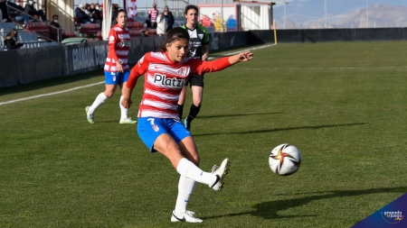 Laura Pérez se topó dos veces con el larguero en el partido frente al Santa Teresa (JOSÉ M. BALDOMERO)