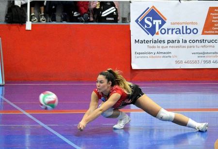 Una jugadora Albolote recepciona en defensa (j. PALMA)
