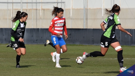 Pamela González, durante el último partido del Granada en liga ante el Santa Teresa (JOSÉ M. BALDOMERO) Pamela González, durante el último partido del Granada en liga ante el Santa Teresa (JOSÉ M. BALDOMERO)