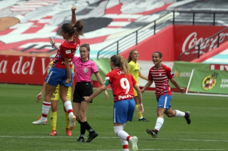 Laura Pérez celebra el primer gol oficial del Granada Femenino en `Los Cármenes` (JOSÉ VELASCO / GRJ)