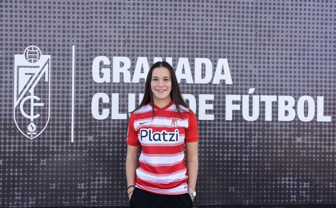 Ena posa con la camiseta del Granada (GCF)