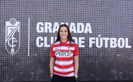Ena posa con la camiseta del Granada (GCF) Ena posa con la camiseta del Granada (GCF)