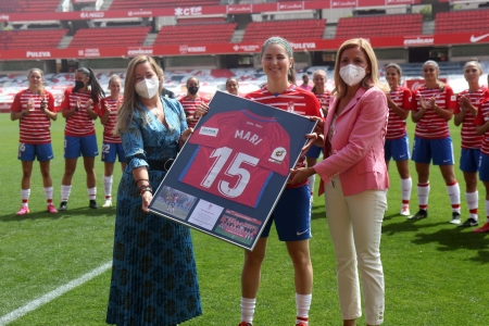 Mari recibe una camiseta del Granada en su último partido como rojiblanca en el `Nuevo Los Cármenes` (JOSÉ VELASCO / GRJ) Mari recibe una camiseta del Granada en su último partido como rojiblanca en el `Nuevo Los Cármenes` (JOSÉ VELASCO / GRJ)