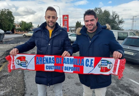 Dani Benítez y Fermín Criado posan con la bufanda del Arenas (FRAN CALVO) Dani Benítez y Fermín Criado posan con la bufanda del Arenas (FRAN CALVO)