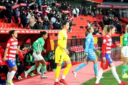 Momento en el que las jugadoras saltaron al verde de `Los Cármenes` y escucharon el himno del Granada a capella (JOSÉ VELASCO / GRJ) Momento en el que las jugadoras saltaron al verde de `Los Cármenes` y escucharon el himno del Granada a capella (JOSÉ VELASCO / GRJ)
