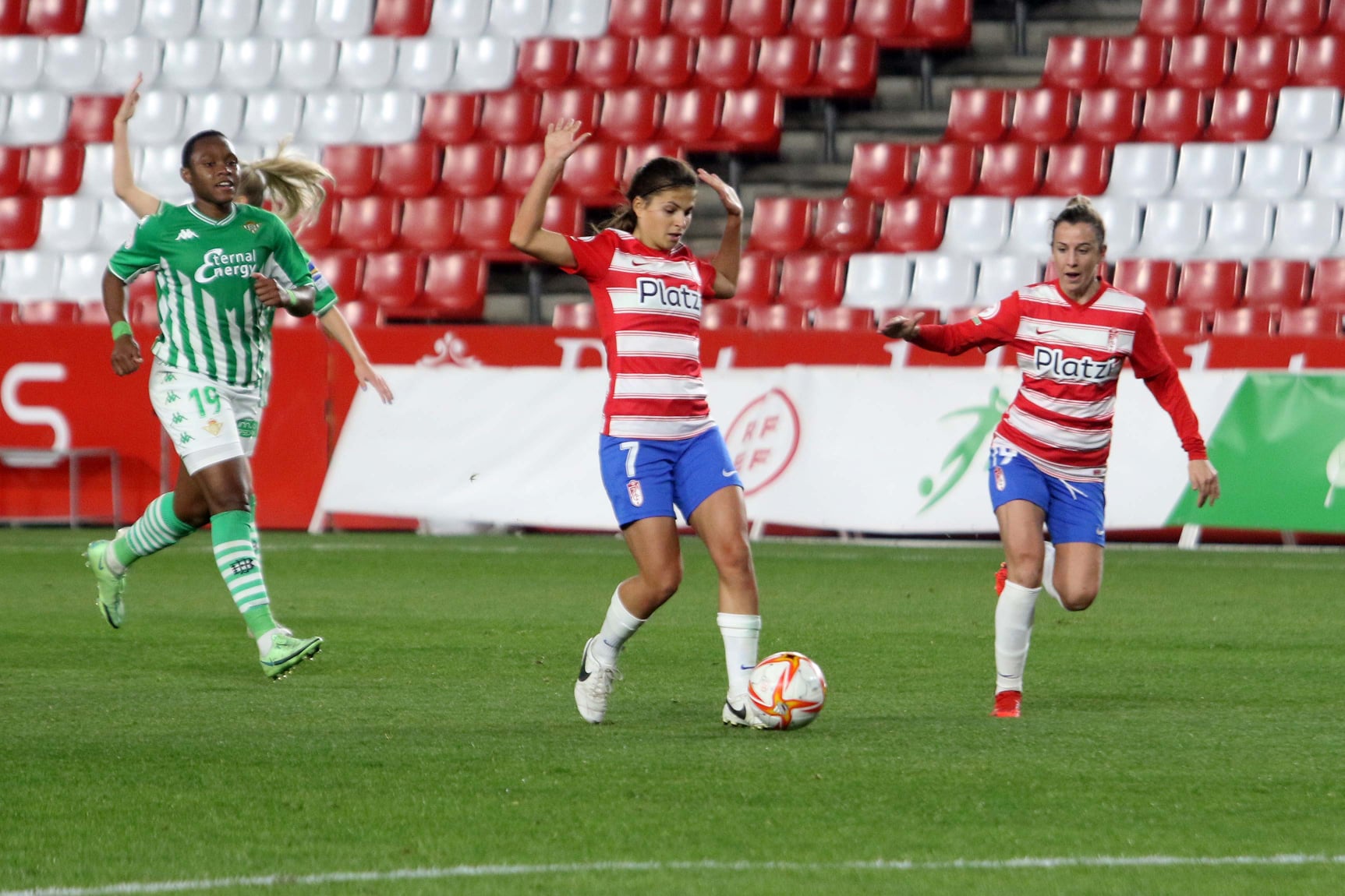 Laura Pérez y Mascaró, en la acción del último minuto donde se decretó un fuera de juego inexistente (JOSÉ VELASCO / GRJ)