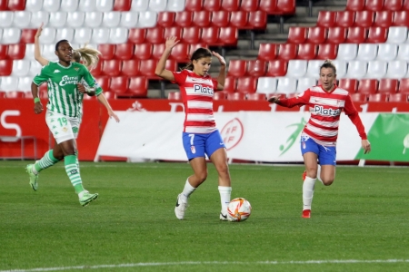 Laura Pérez y Mascaró, en la acción del último minuto donde se decretó un fuera de juego inexistente (JOSÉ VELASCO / GRJ) Laura Pérez y Mascaró, en la acción del último minuto donde se decretó un fuera de juego inexistente (JOSÉ VELASCO / GRJ)