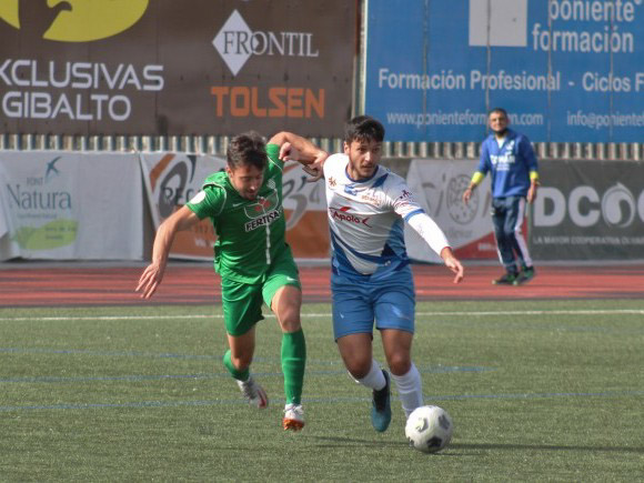 Luis Novo pugna por el balón con un jugador del Atarfe (MIGUEL JÁIMEZ)