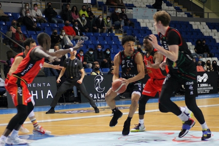 El Covirán Granada defiende a Elijah Brown (BAHÍA SAN AGUSTÍN) 
