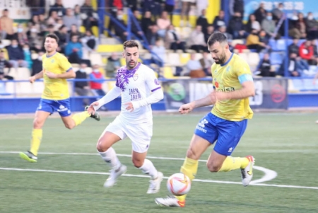 Javi Gadea durante una acción del partido (JOSÉ ANDRÉS FERNÁNDEZ) 