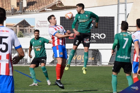 Antonio López controla de pecho (JOSÉ M. BALDOMERO) 