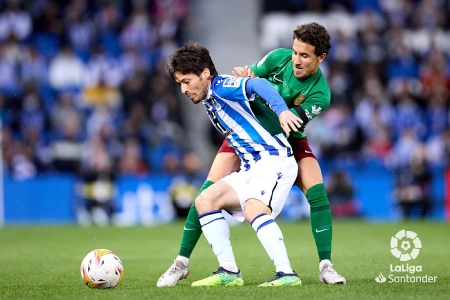 Luis Milla presiona a David Silva en una acción del encuentro (LALIGA)
