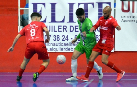 Bailón presiona a un jugador malagueño (J. PALMA) Bailón presiona a un jugador malagueño (J. PALMA)
