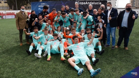La selección granadina celebra el título (JOSÉ M. BALDOMERO)