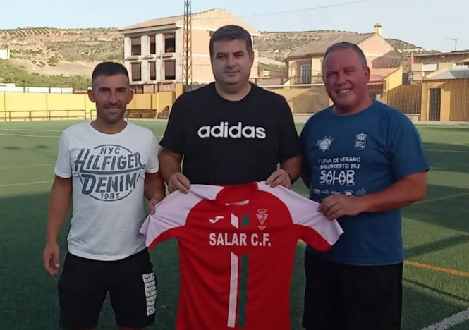 Fali Malagón flanqueado por el presidente del Salar, Antonio Moya, y por el vicepresidente, Miguel Molina (SALAR CF)