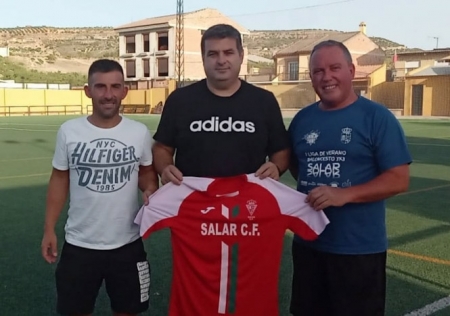 Fali Malagón flanqueado por el presidente del Salar, Antonio Moya, y por el vicepresidente, Miguel Molina (SALAR CF) Fali Malagón flanqueado por el presidente del Salar, Antonio Moya, y por el vicepresidente, Miguel Molina (SALAR CF)