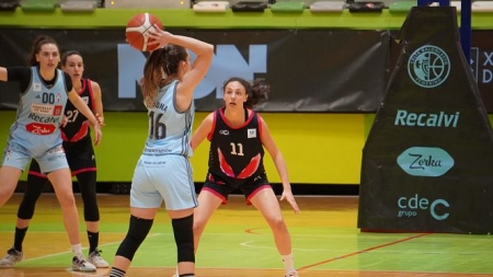 Marina Gea defiende a una jugadora del conjunto gallego (RACA) 