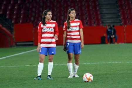 Alicia Redondo y Laura Pérez, en el partido que el Granada Femenino disputó en el `Nuevo Los Cármenes` ante el Betis (JOSÉ VELASCO / GRJ) Alicia Redondo y Laura Pérez, en el partido que el Granada Femenino disputó en el `Nuevo Los Cármenes` ante el Betis (JOSÉ VELASCO / GRJ)