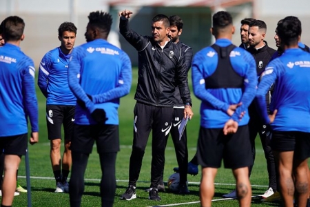 Torrecilla da instrucciones a los jugadores del Granada durante un entrenamiento de esta semana (PEPE VILLOSLADA / GCF)