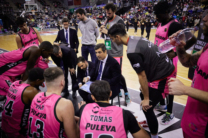 Pablo Pin da instrucciones durante un tiempo muerto (FERMÍN RODRÍGUEZ/ FUNDACIÓN CBG)