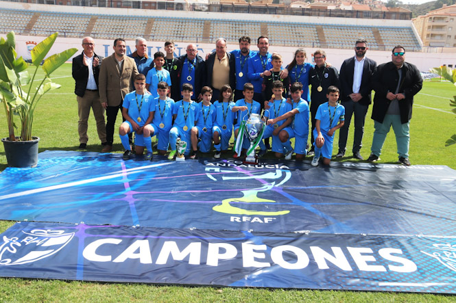 Foto de familia de los campeones (AYTO. ALMUÑÉCAR) 