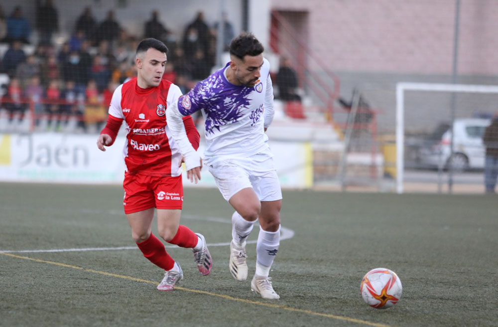 David Moreno en una jugada con la camiseta del Real Jaén (LÓPEZ ADÁN)