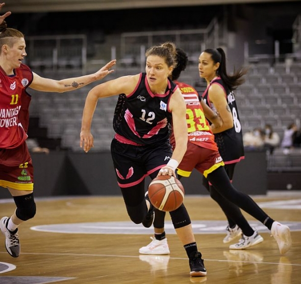 Helen Nauwelaers se va hacía canasta (RACA) Helen Nauwelaers se va hacía canasta (RACA)