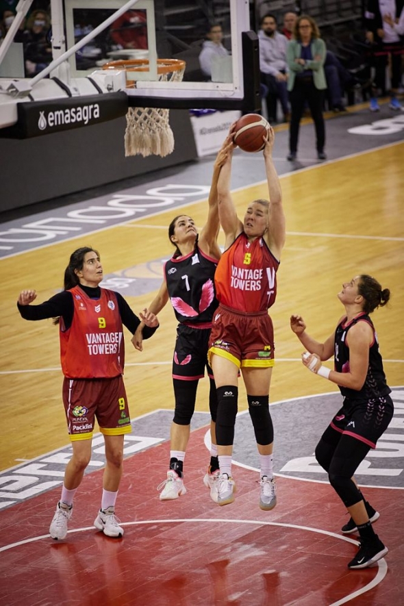 Laura Arrojo intenta taponar a una jugadora del conjunto madrileño (RACA) 