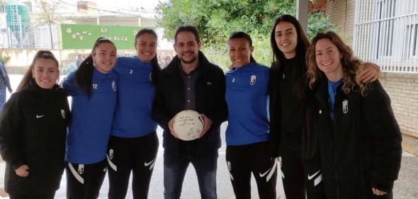 Carol, Alba, Marta, Pamela, Pi y Lauri hacen entrega de un balón firmado al IES La Madraza (I.E.S. LA MADRAZA) Carol, Alba, Marta, Pamela, Pi y Lauri hacen entrega de un balón firmado al IES La Madraza (I.E.S. LA MADRAZA)