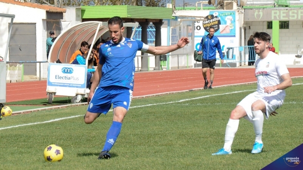 Rubén Martínez, autor del gol del Maracena ante el Monachil, en un lance del derbi (JOSÉ M. BALDOMERO) Rubén Martínez, autor del gol del Maracena ante el Monachil, en un lance del derbi (JOSÉ M. BALDOMERO)